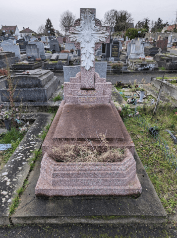 Pierre tombale avant